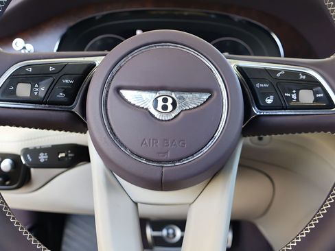 Used 2023 Bentley Bentayga Extended Wheelbase AWD/4WD image 25