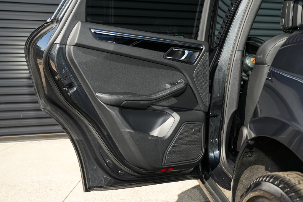 Certified 2026 Porsche Macan AWD/4WD image 31