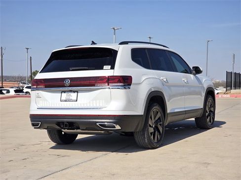 Used 2024 Volkswagen Atlas SE w/ Panoramic Sunroof Package image 7