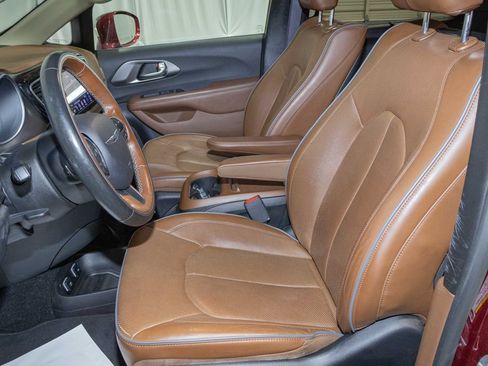 Used 2019 Chrysler Pacifica Limited w/ Tire & Wheel Group FWD image 11