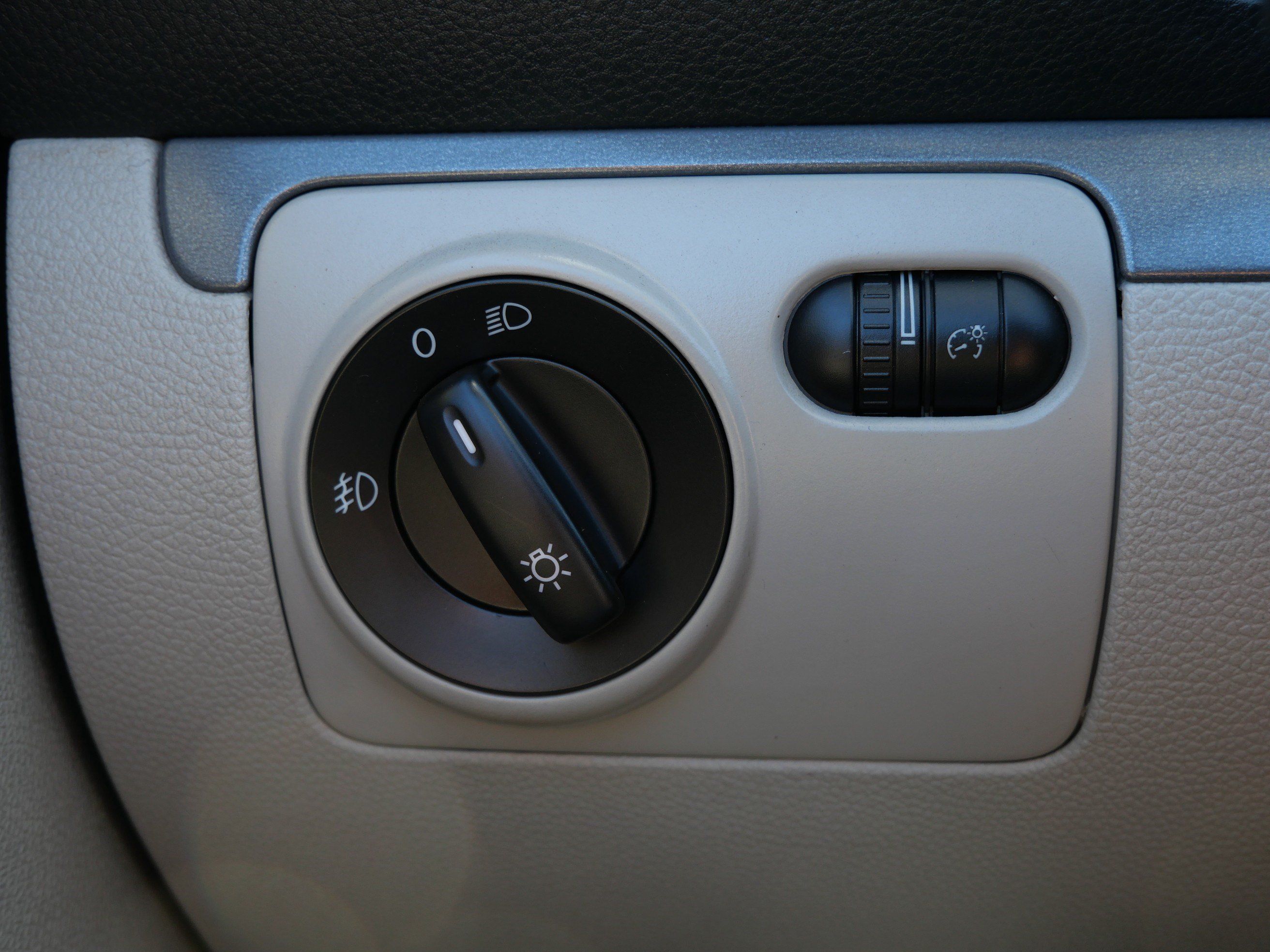 Used 2010 Volkswagen Eos Komfort FWD image 25
