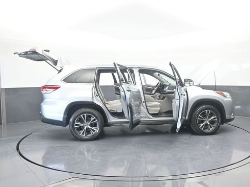 Used 2019 Toyota Highlander LE image 69
