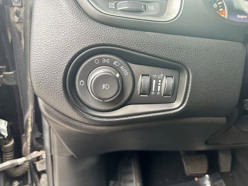 Used 2018 Jeep Renegade Limited FWD image 33