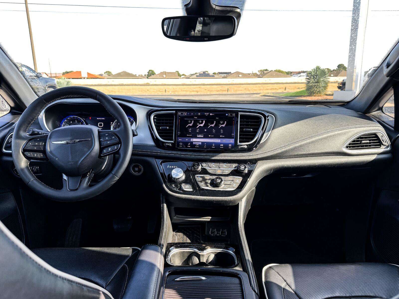 Used 2025 Chrysler Pacifica Limited FWD image 15