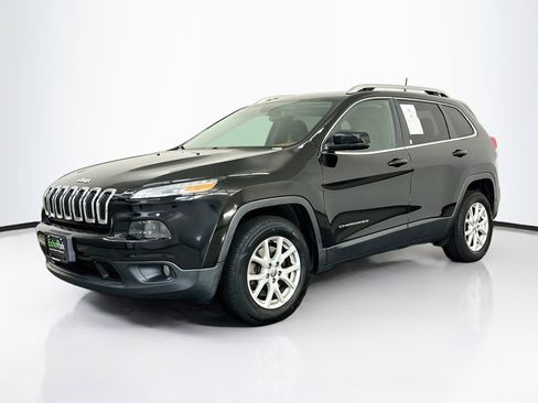 Used 2017 Jeep Cherokee Latitude w/ Safety/Convenience Group AWD/4WD image 3