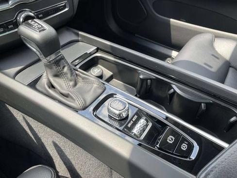 Used 2019 Volvo XC60 T6 Momentum w/ Multimedia Package AWD/4WD image 31