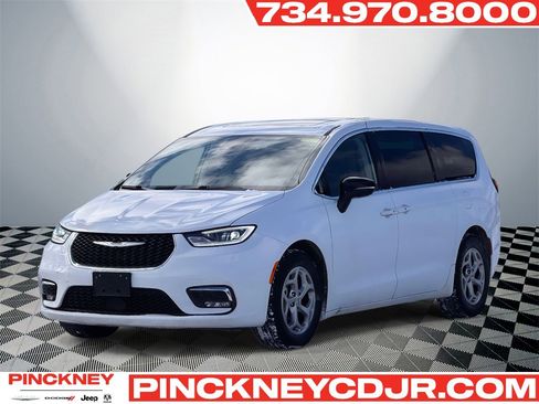 Used 2024 Chrysler Pacifica Limited image 1