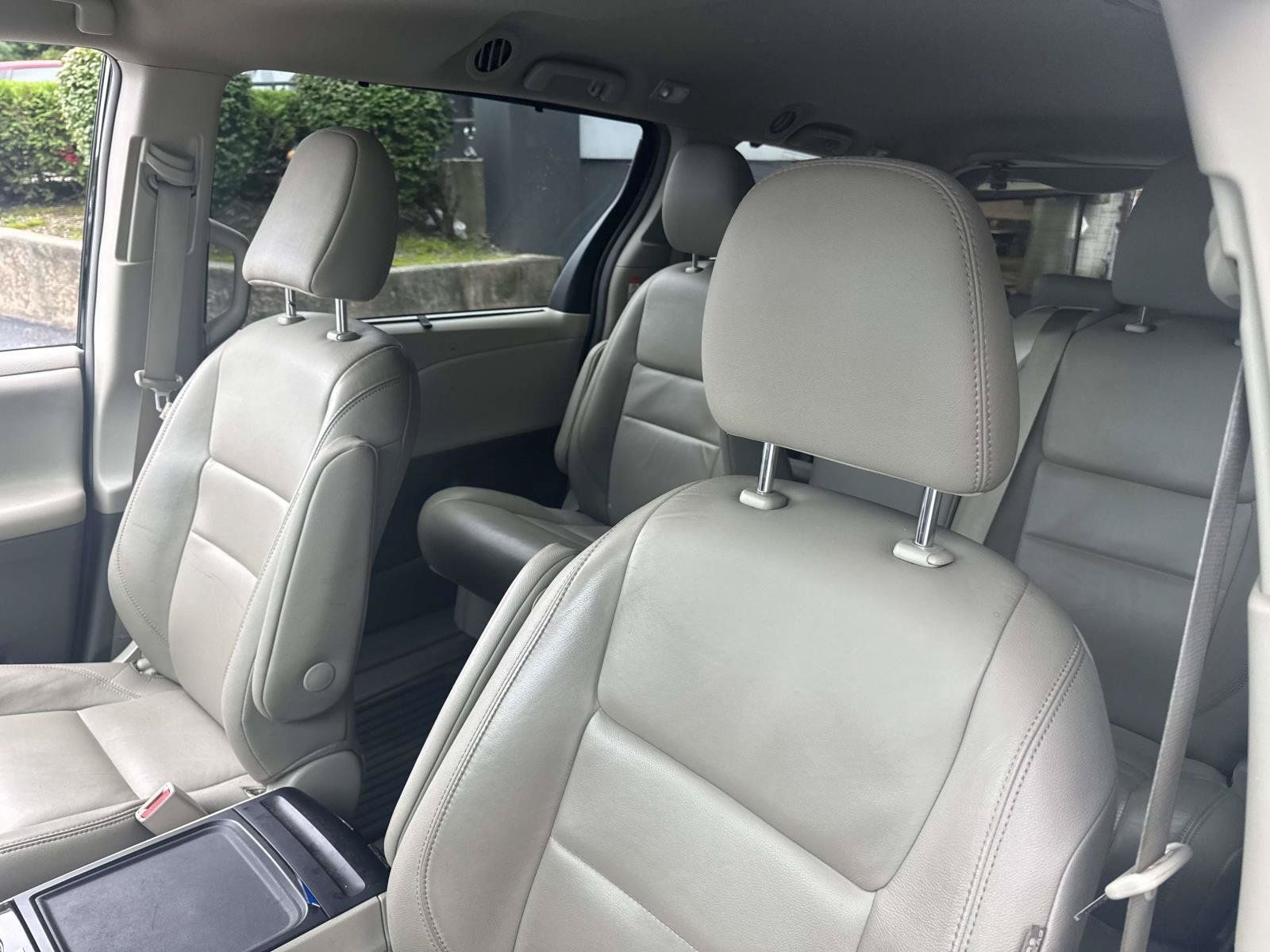 Used 2019 Toyota Sienna XLE w/ XLE Navigation Package FWD image 18