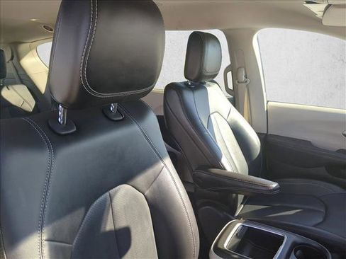 Used 2024 Chrysler Pacifica Touring-L image 21