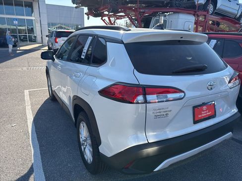 Used 2025 Toyota Corolla Cross LE w/ Moonroof Package image 9