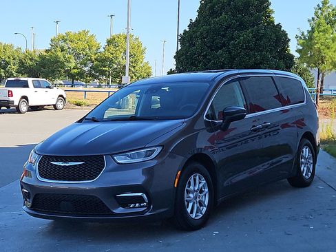 Used 2023 Chrysler Pacifica Touring-L FWD image 3
