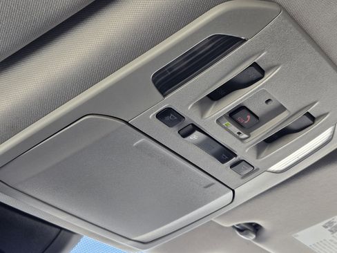 Used 2024 Toyota Highlander XLE image 32