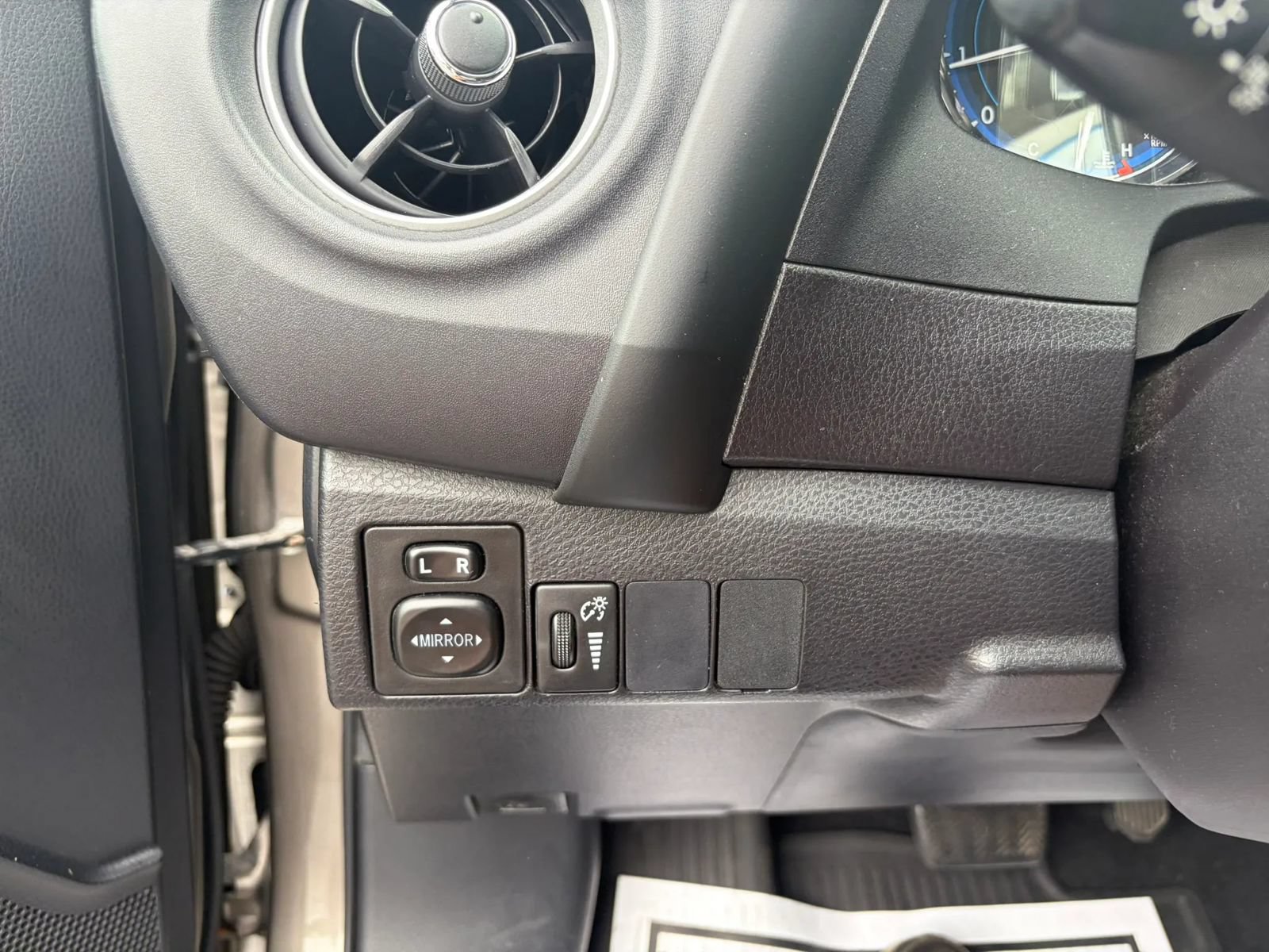 Used 2017 Toyota Corolla LE FWD image 18
