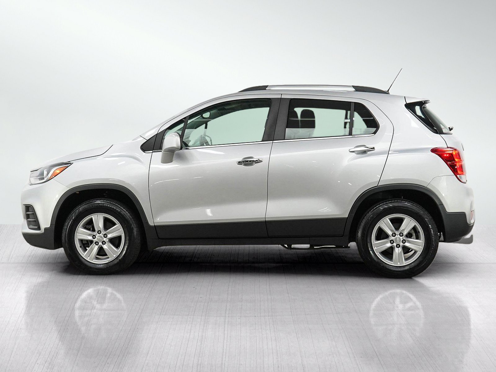 Used 2019 Chevrolet Trax LT w/ Driver Confidence Package AWD/4WD image 2