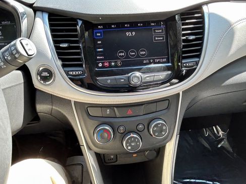 Used 2022 Chevrolet Trax LT w/ LT Convenience Package image 14