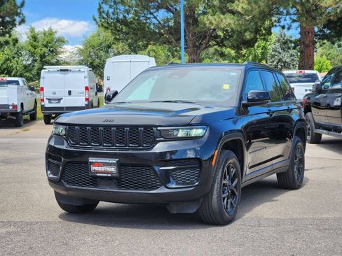 Used 2025 Jeep Grand Cherokee Altitude AWD/4WD image 4