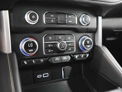 Used 2024 GMC Yukon SLT w/ SLT Luxury Package AWD/4WD image 24