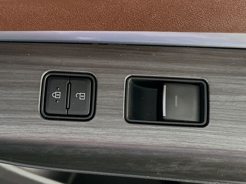 Used 2023 Toyota Venza XLE image 28