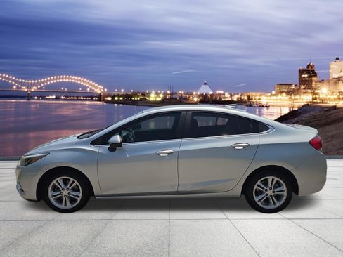 Used 2018 Chevrolet Cruze LT FWD image 2