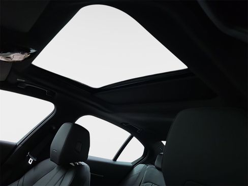 Used 2025 BMW i5 xDrive40 w/ Premium Package image 33