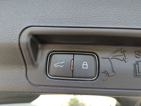 Used 2022 Ford Explorer XLT w/ Equipment Group 202A RWD image 14