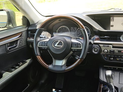 Used 2018 Lexus ES 350 w/ Luxury Package w/Wood Trim FWD image 14