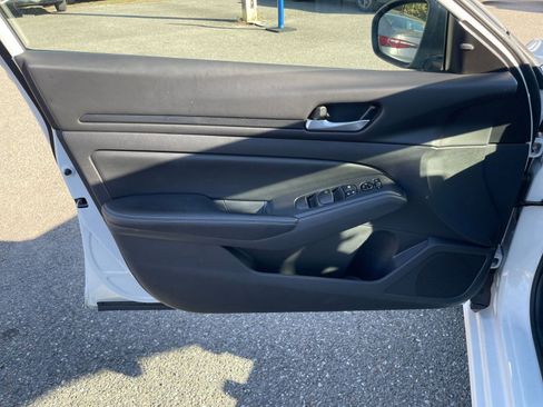 Used 2025 Nissan Altima 2.5 SV image 18