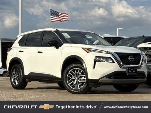 Used 2023 Nissan Rogue S image 2