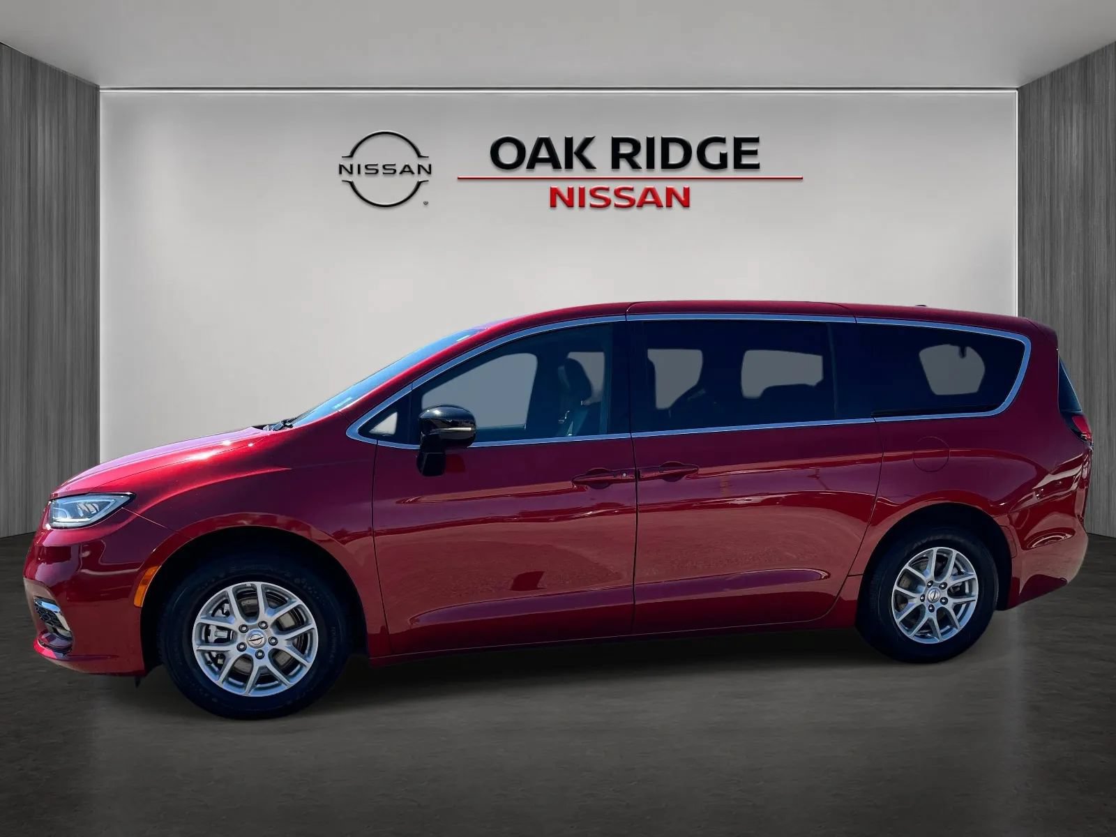 Used 2025 Chrysler Pacifica Select FWD image 6