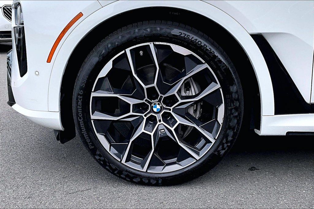 Used 2023 BMW X7 xDrive40i w/ M Sport Package AWD/4WD image 10