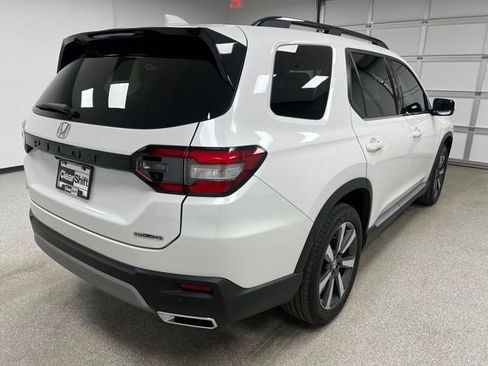 Used 2025 Honda Pilot Touring image 8