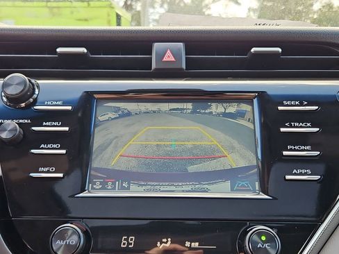 Used 2018 Toyota Camry SE w/ Moonroof Package image 18