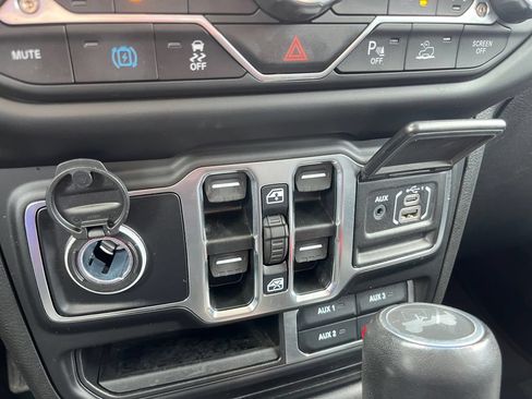 Used 2022 Jeep Wrangler Unlimited Sahara AWD/4WD image 22