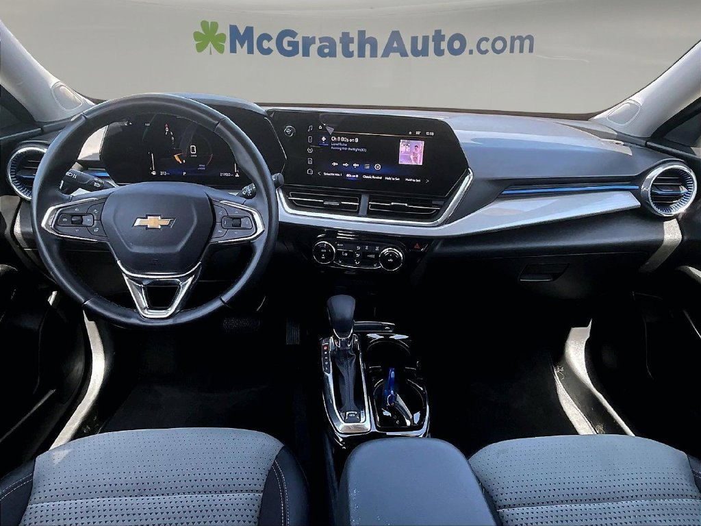 Used 2025 Chevrolet Trax LT w/ LT Convenience Package FWD image 9