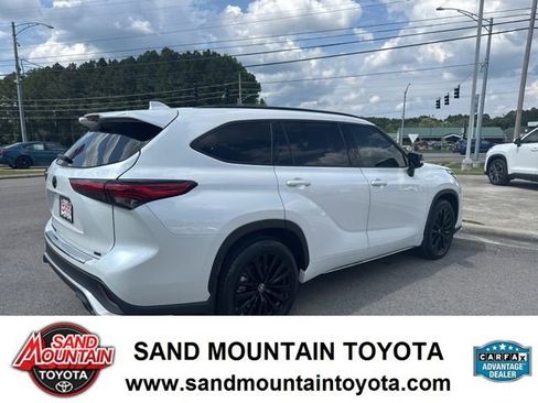 Used 2023 Toyota Highlander XSE FWD image 3