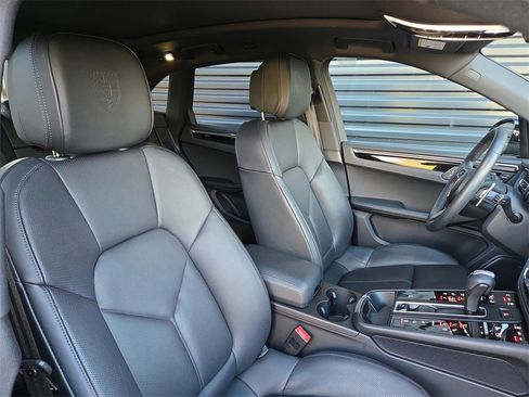 Used 2025 Porsche Macan image 19