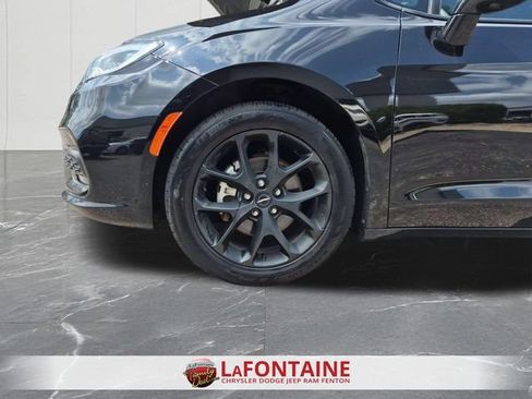 Certified 2025 Chrysler Pacifica Limited FWD image 34