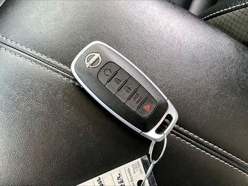 Used 2025 Nissan Pathfinder SL image 14