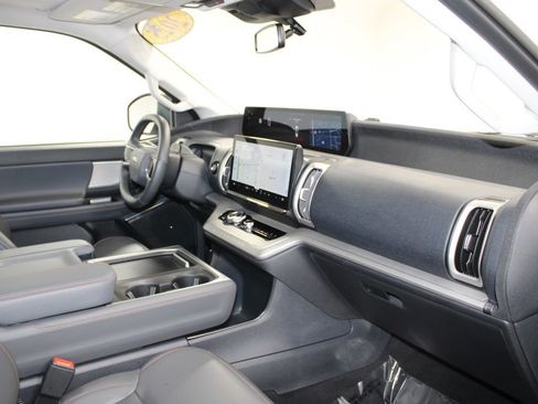 Used 2025 Ford Expedition Active AWD/4WD image 34