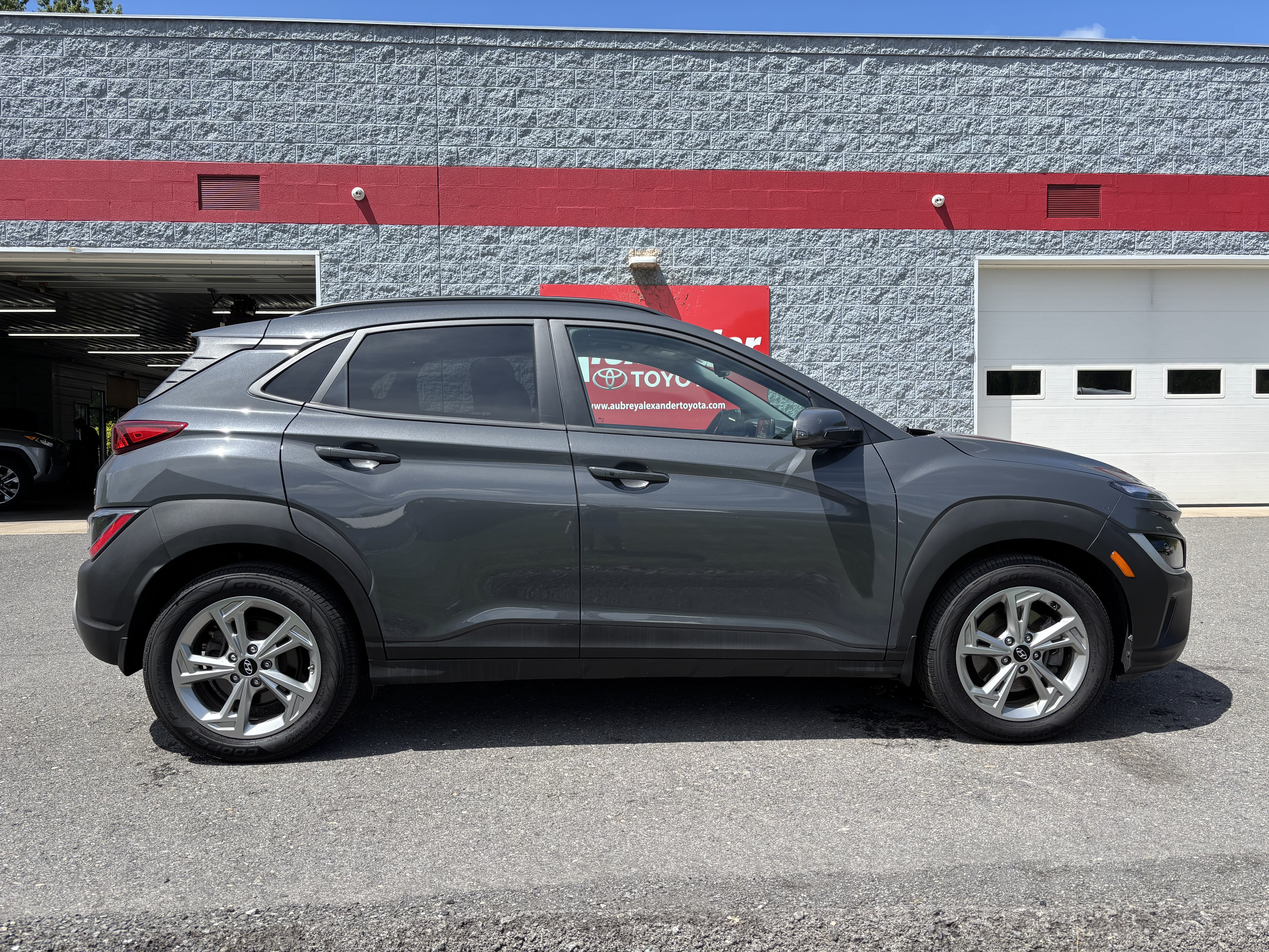 Used 2023 Hyundai Kona SEL AWD/4WD image 2