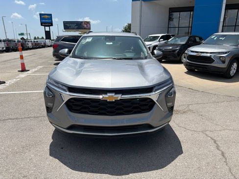 New 2026 Chevrolet Trax LT w/ Sunroof Package FWD image 8