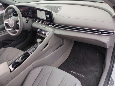 Certified 2025 Hyundai Elantra SEL image 29
