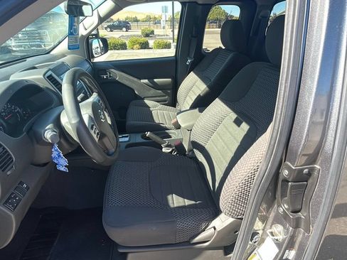 Used 2019 Nissan Frontier SV RWD image 2