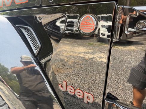 Certified 2023 Jeep Gladiator Mojave w/ LED Lighting Group AWD/4WD image 16