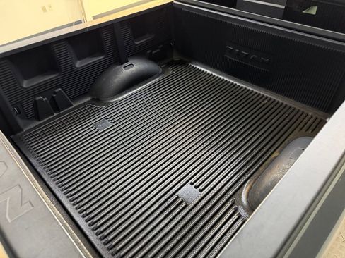 Used 2018 Nissan Titan SV w/ SV Convenience Package image 37