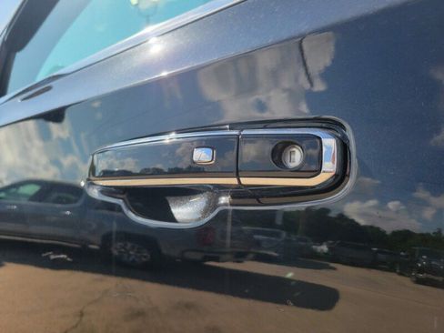 Used 2023 GMC Yukon XL SLT w/ SLT Premium Package RWD image 10