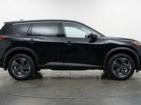 Used 2025 Nissan Rogue SV image 9