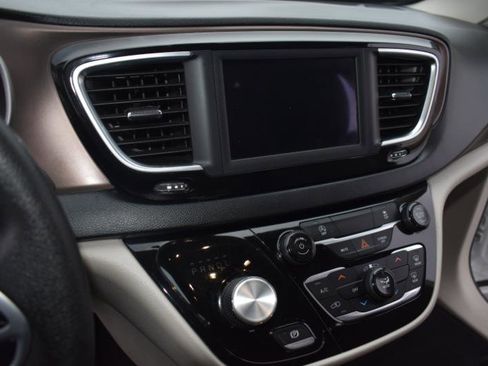 Used 2020 Chrysler Voyager Lxi image 32