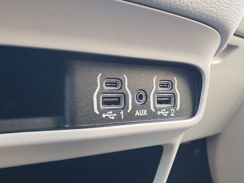 Used 2023 Chrysler Pacifica Touring-L image 27