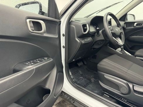 Used 2025 Hyundai Venue SEL FWD image 14